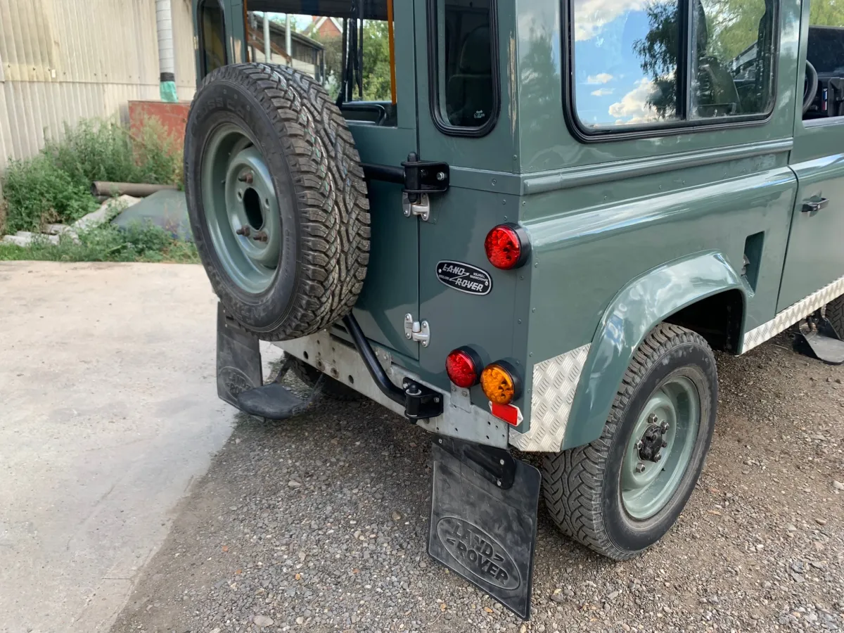 Land Rover Defender 90 build by Overland Services